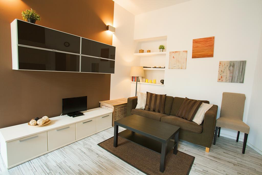 Sunny In Center Apartment *