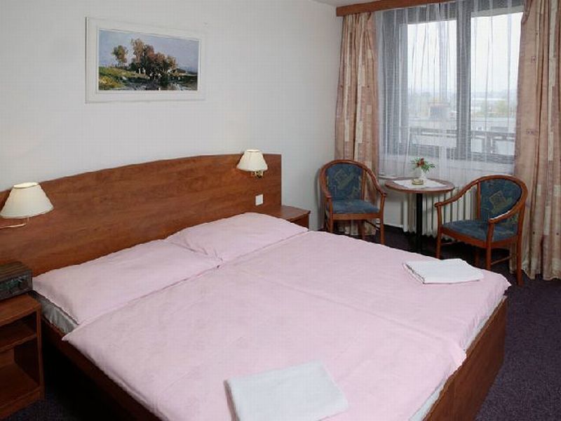 Krystal Otel