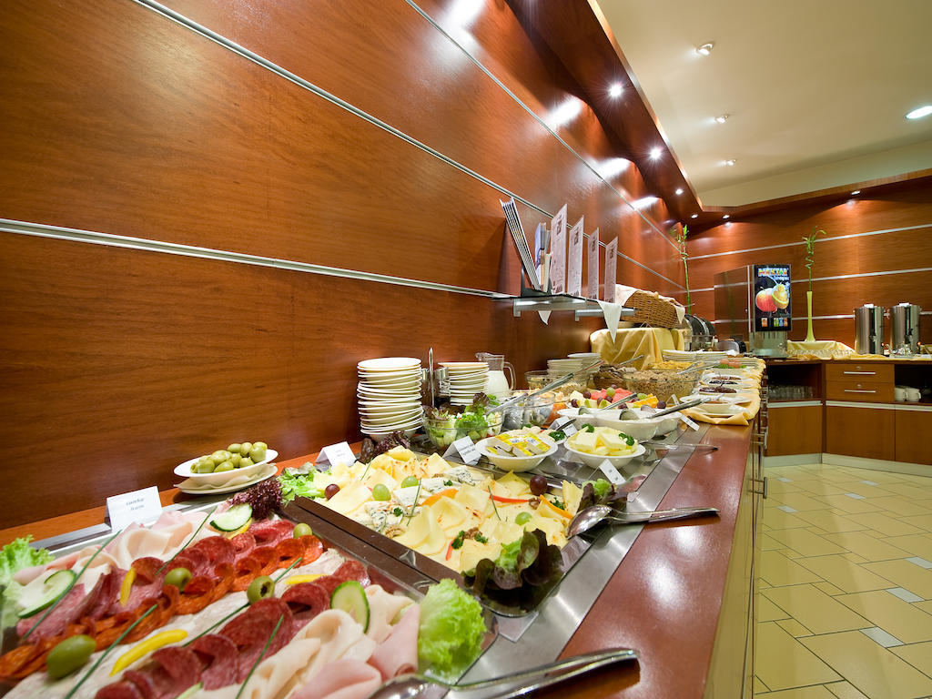 Otel Ramada Airport 4*