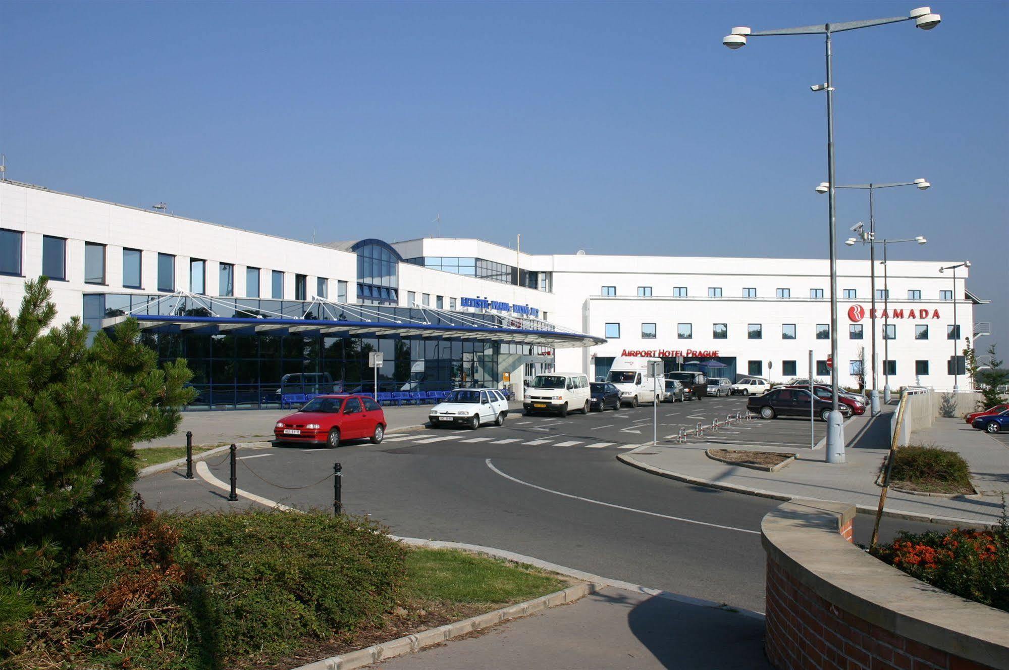 Otel Ramada Airport 4*