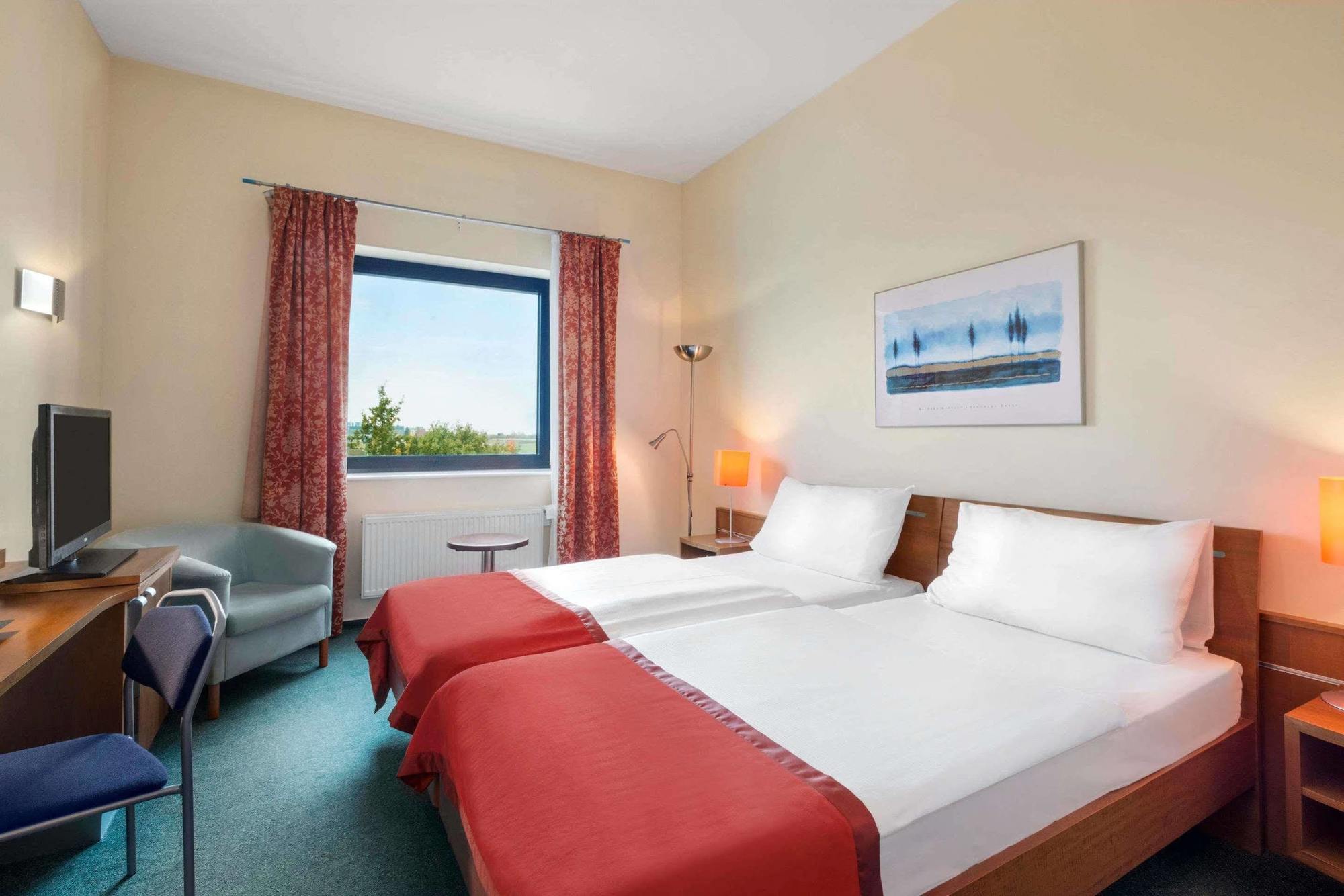 Otel Ramada Airport 4*