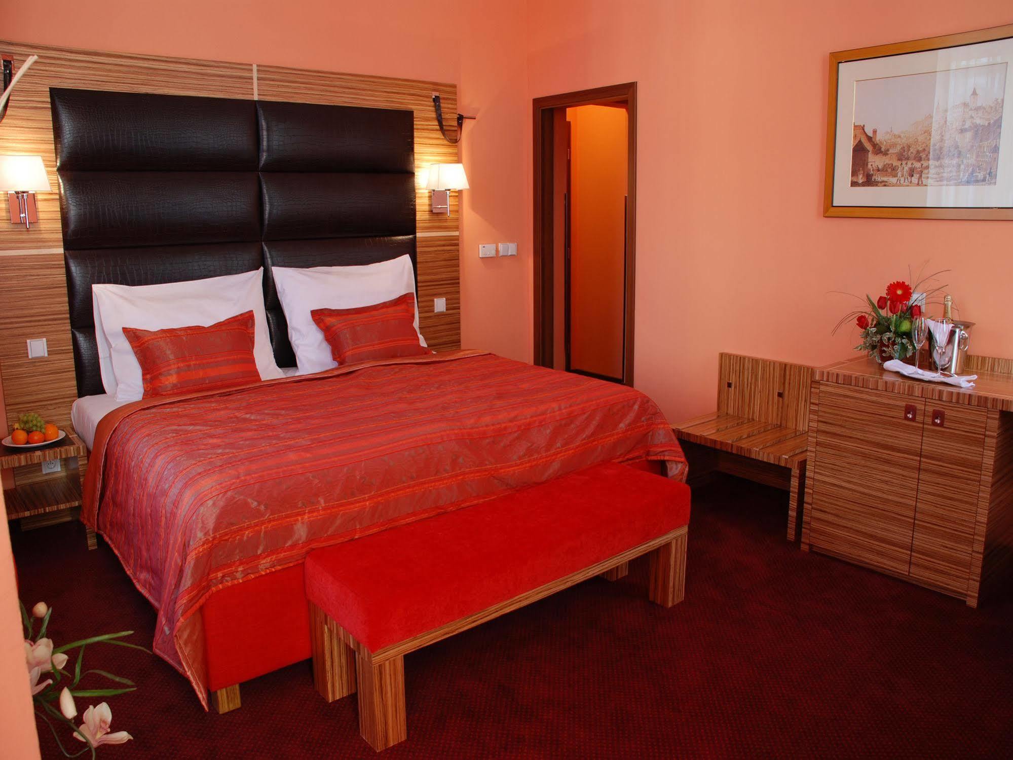 Ea Sonata Hotel 4*