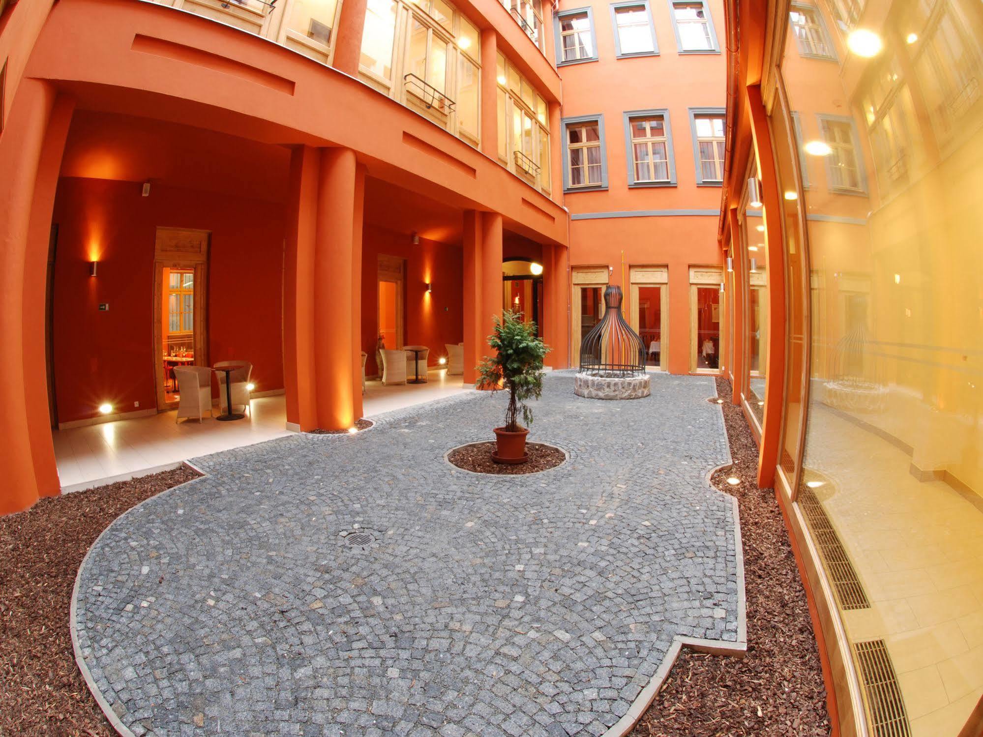 Ea Embassy Otel 4*