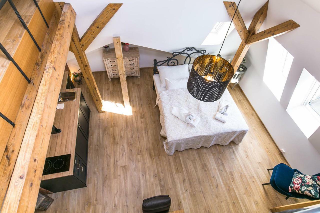 The Old Town Square & Parizska Appartement Prague