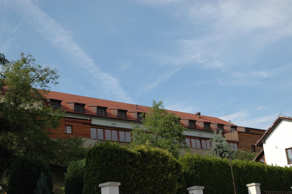 Chvalska Tvrz 3* Prague