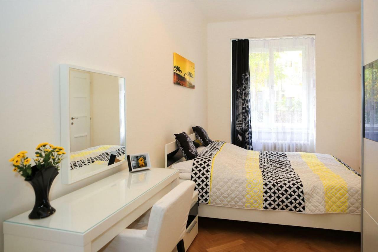 Apartment Yellow Few Steps From Metro Prag