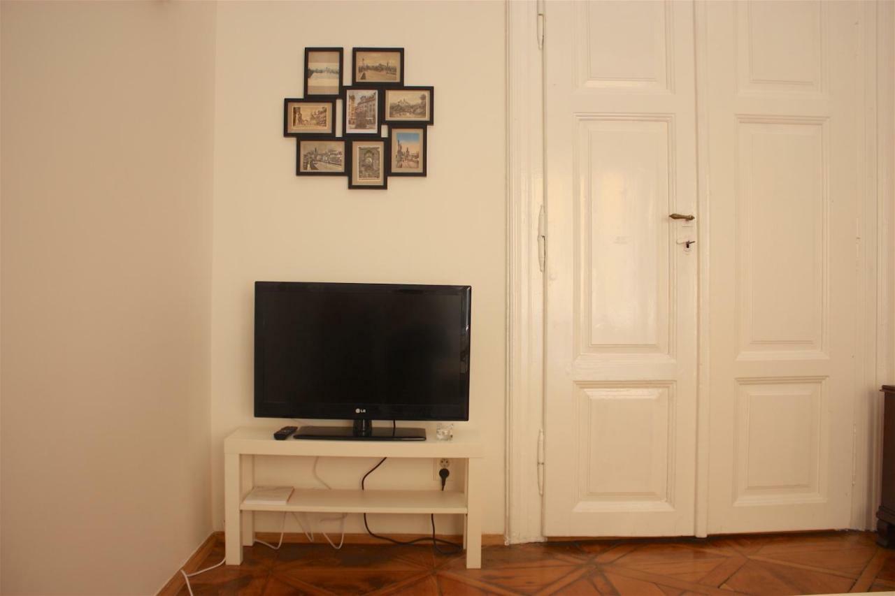 Spacious Charles Bridge Apt In The Heart Of * Prague