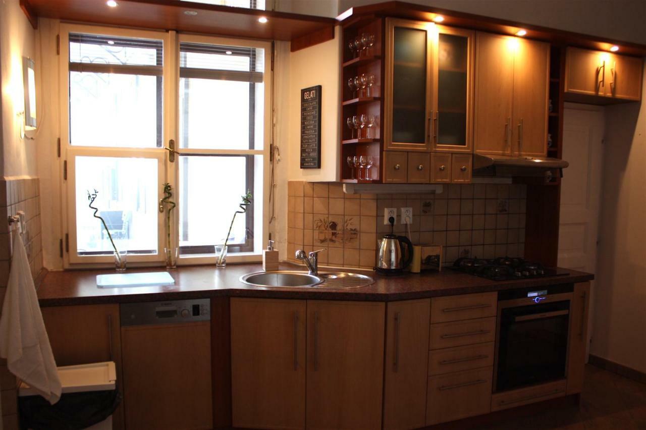 Spacious Charles Bridge Apt In The Heart Of Prague