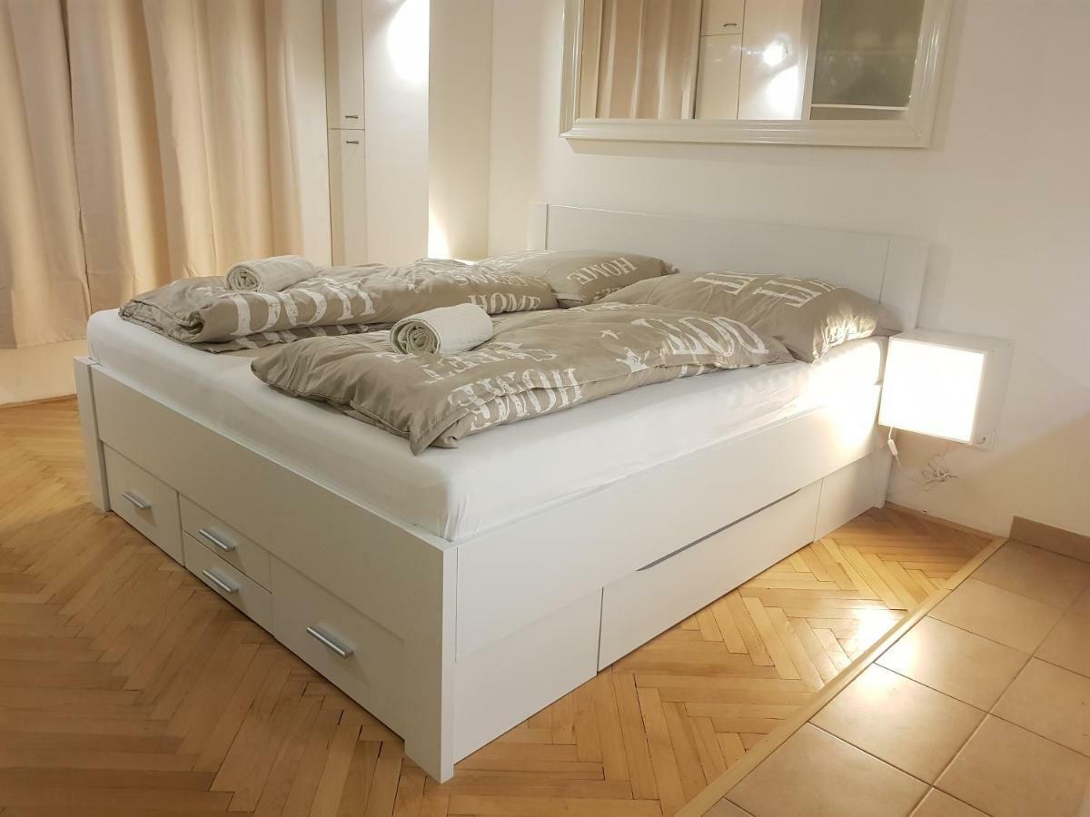Cozy With Parking Near Center Prague