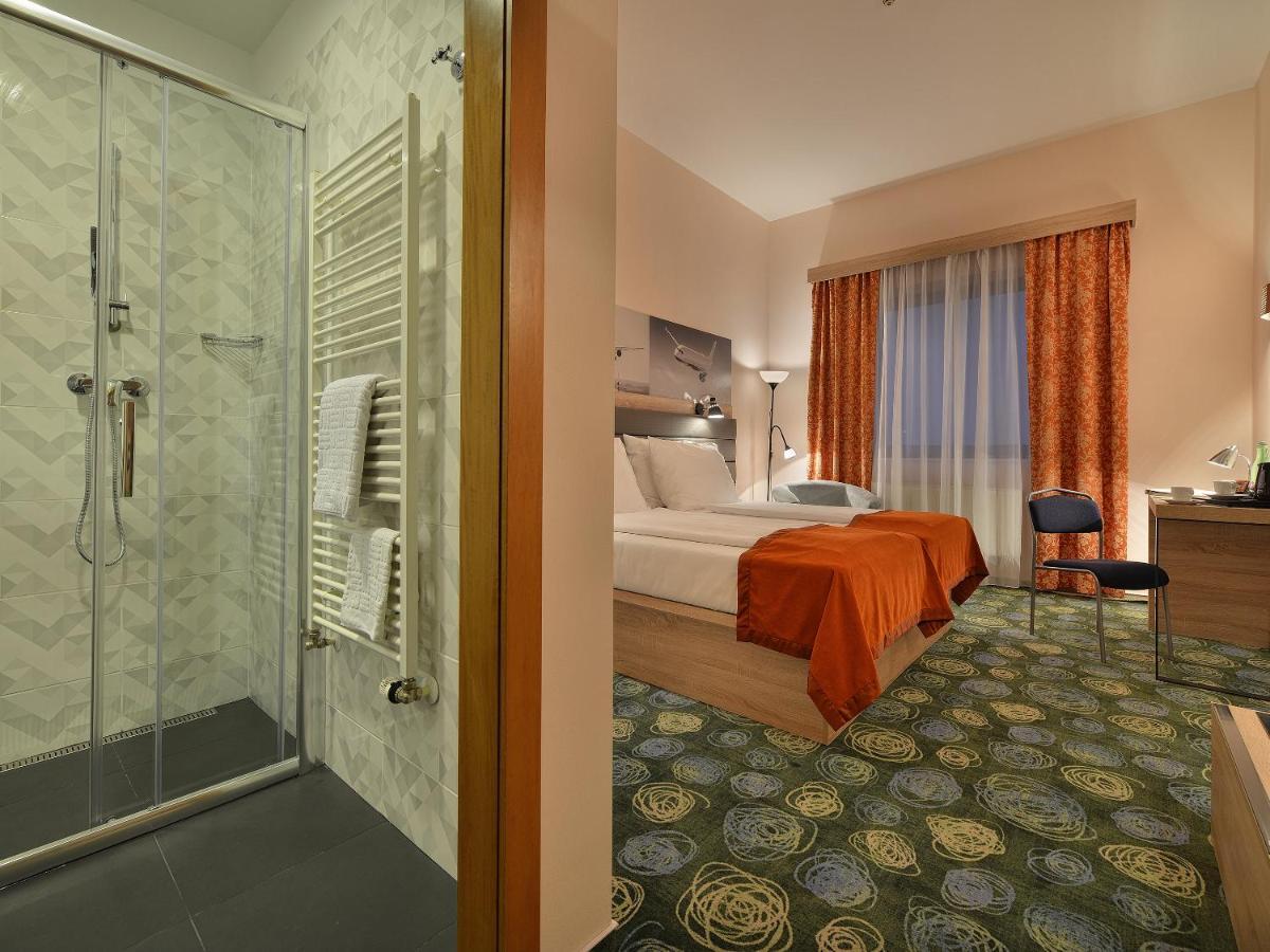 Otel Ramada Airport 4*