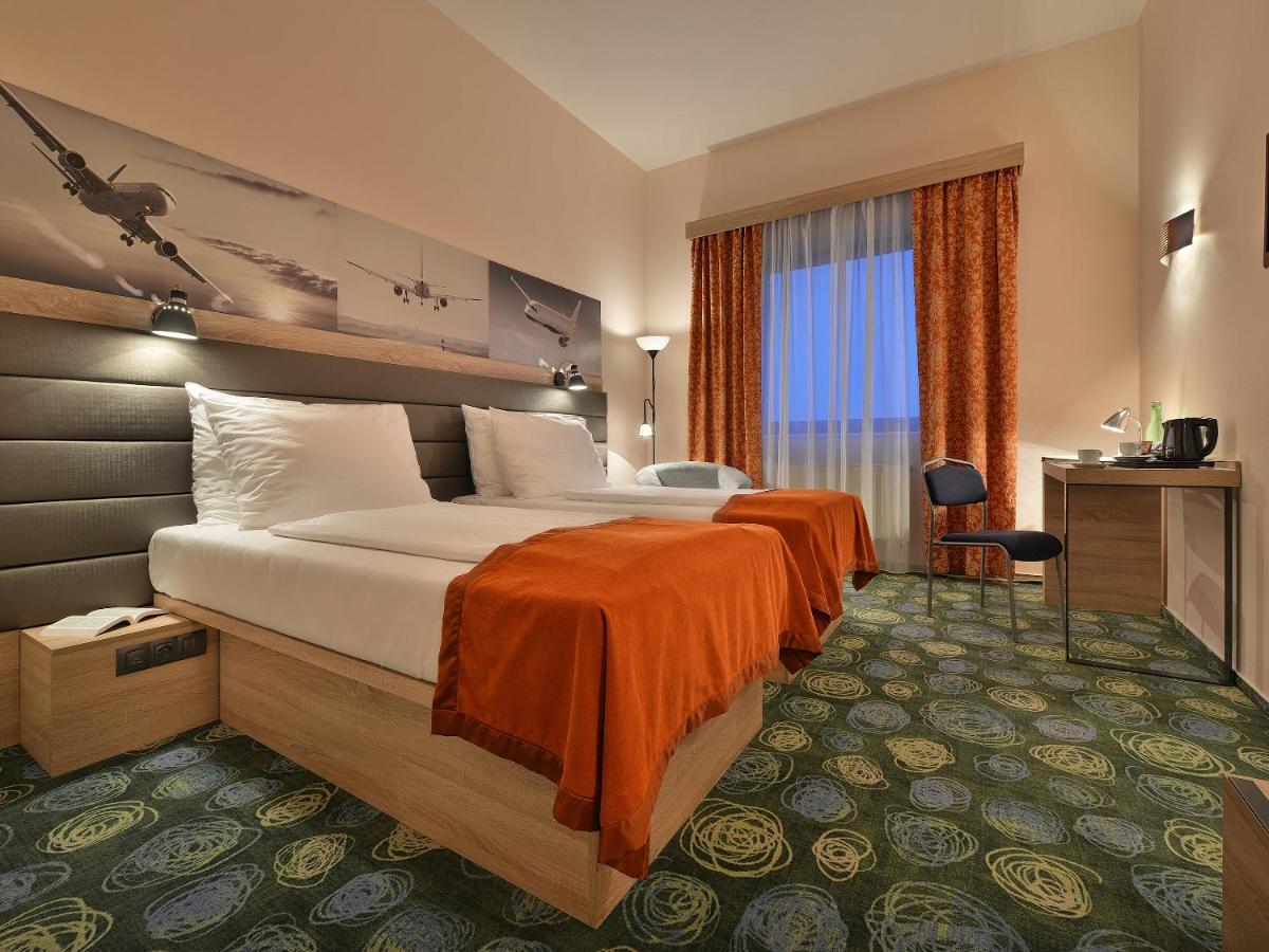 Otel Ramada Airport 4*