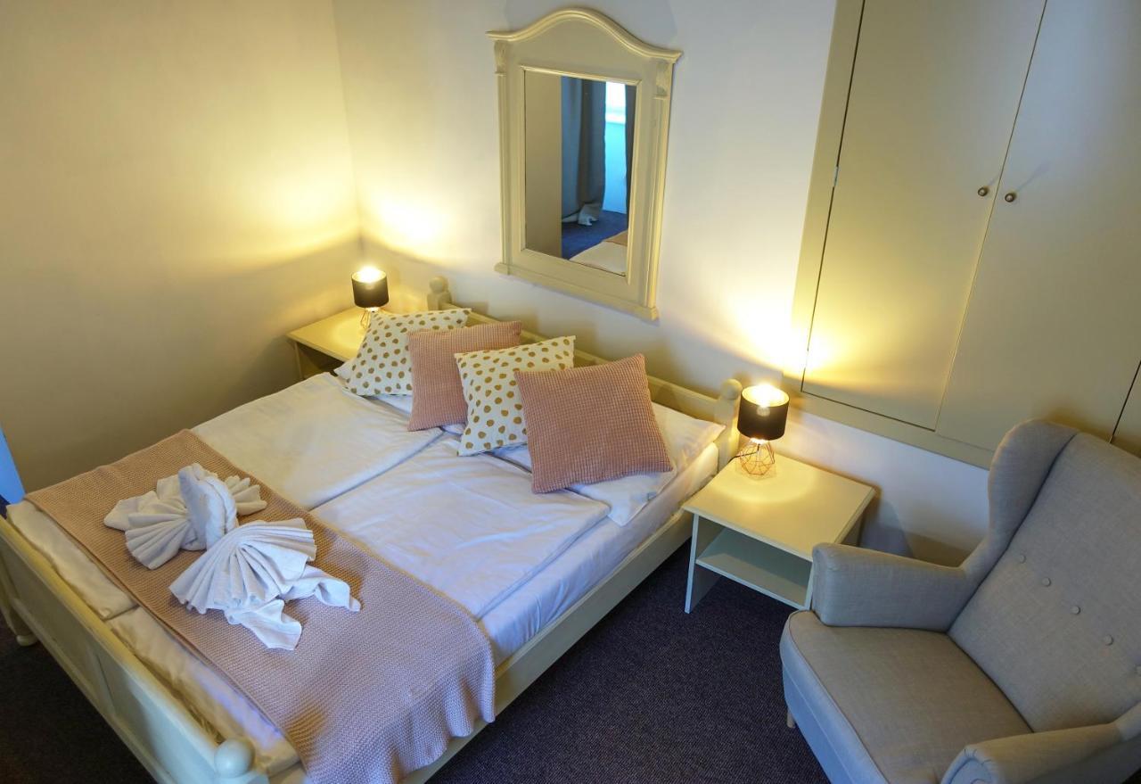 U Krize 3* Prague